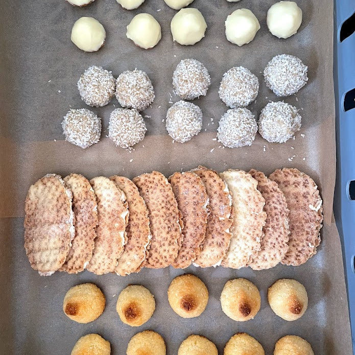 Kokostoppar, pariservÄfflor, havrebollar och cintronbiskvier