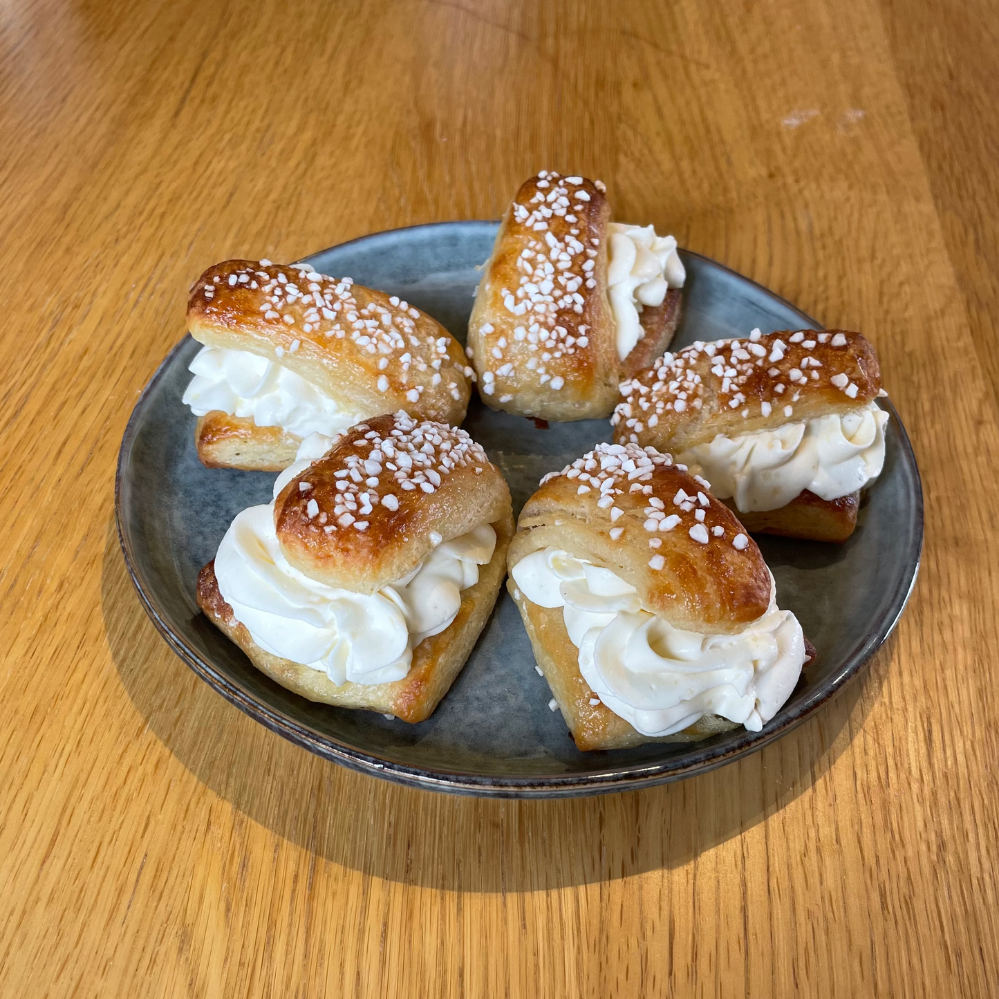 Glasswienerbröd serverade på fat