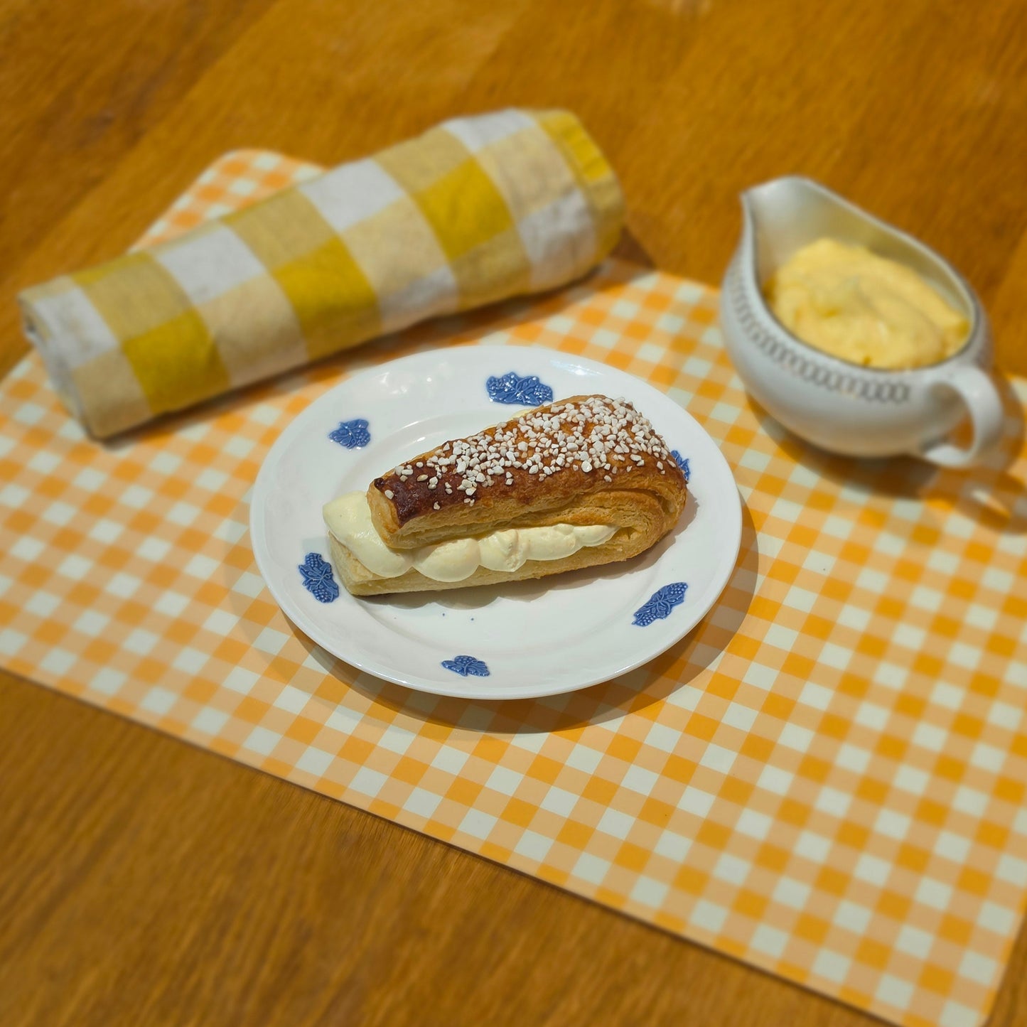 Glasswienerbröd serverat på fat