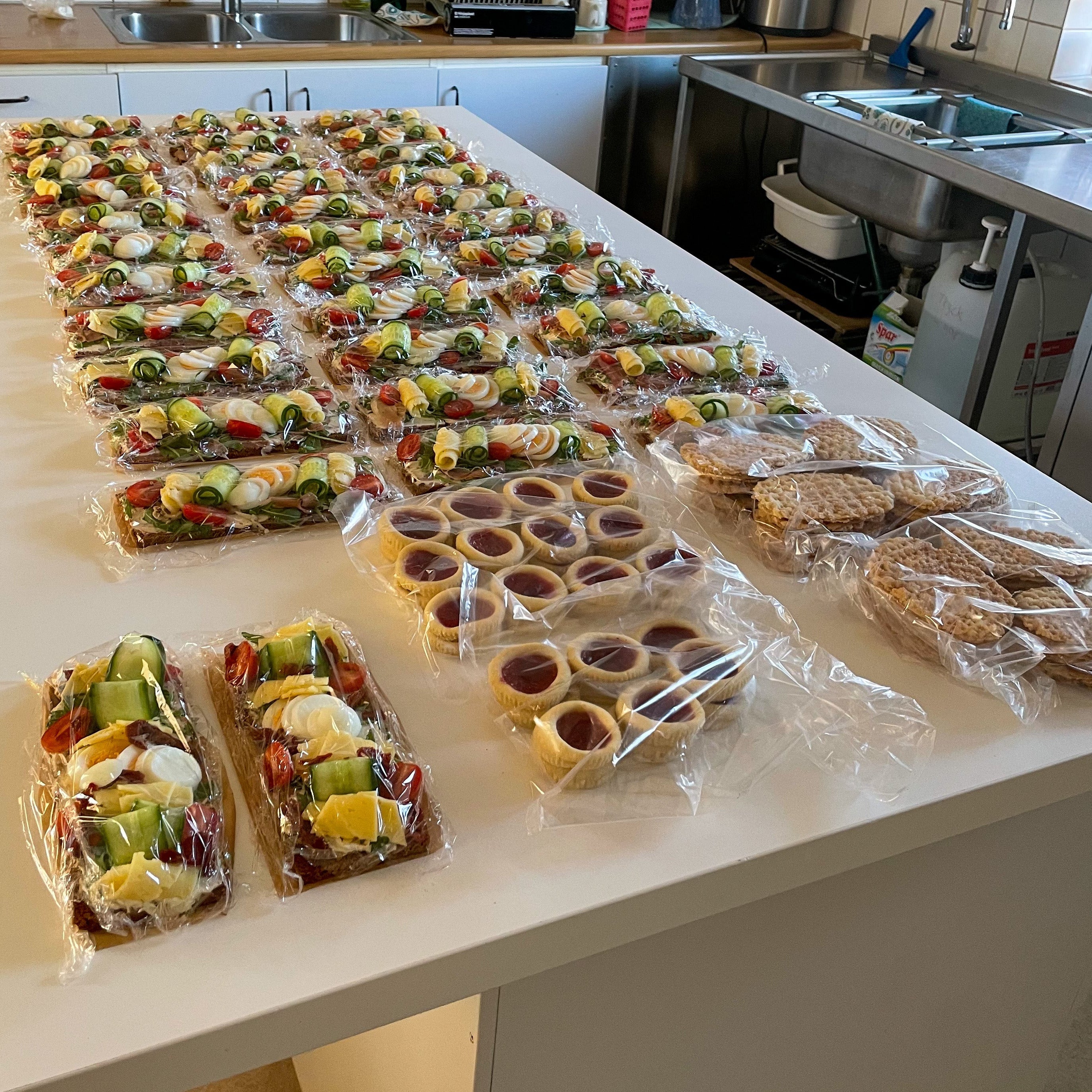 Landgång, hallongrottor och pariservåfflor