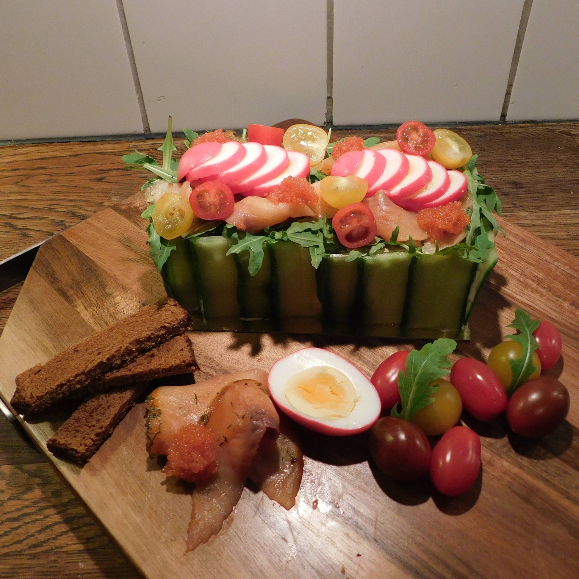 Smörgåstårta med gravrökt lax serverad